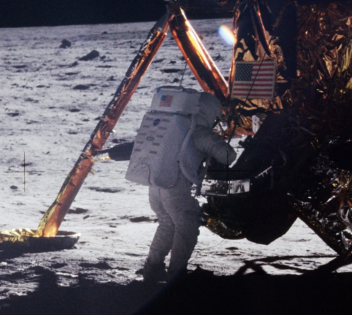 Neil Armstrong photographié sur le sol lunaire près du module Eagle pendant la mission Apollo 11 en juillet 1969