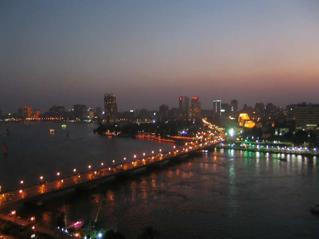Le Nil traversant Le Caire, avec l'île de Gezira et les ponts reliant les deux rives de la capitale égyptienne