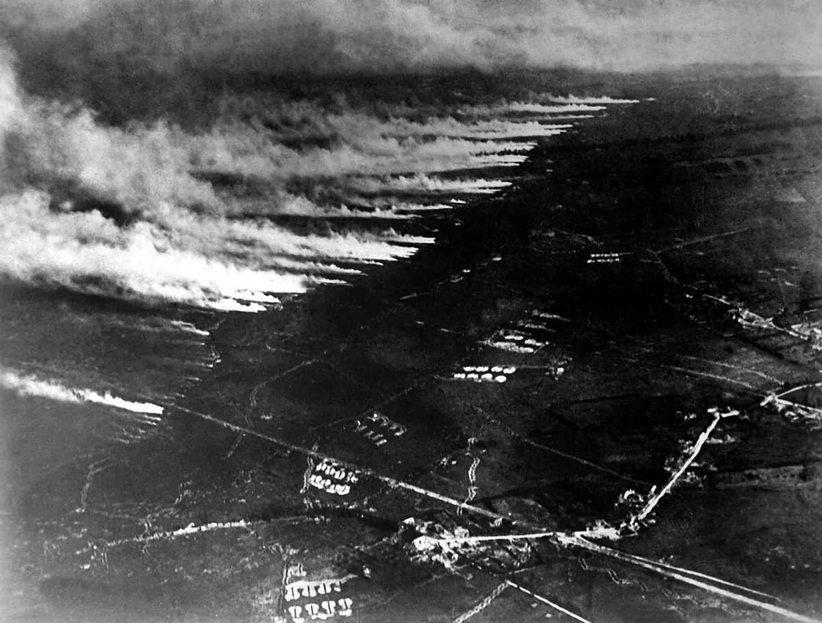 Nuage de gaz de combat dérivant sur un champ de bataille des Flandres pendant la Première Guerre mondiale