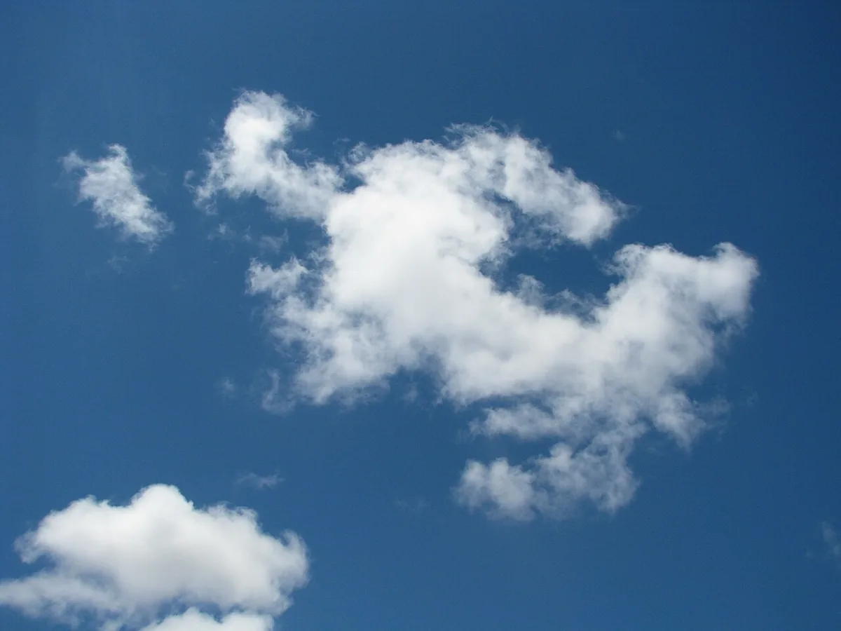 Nuages cumulus blancs et cotonneux flottant dans un ciel bleu clair par temps ensoleillé