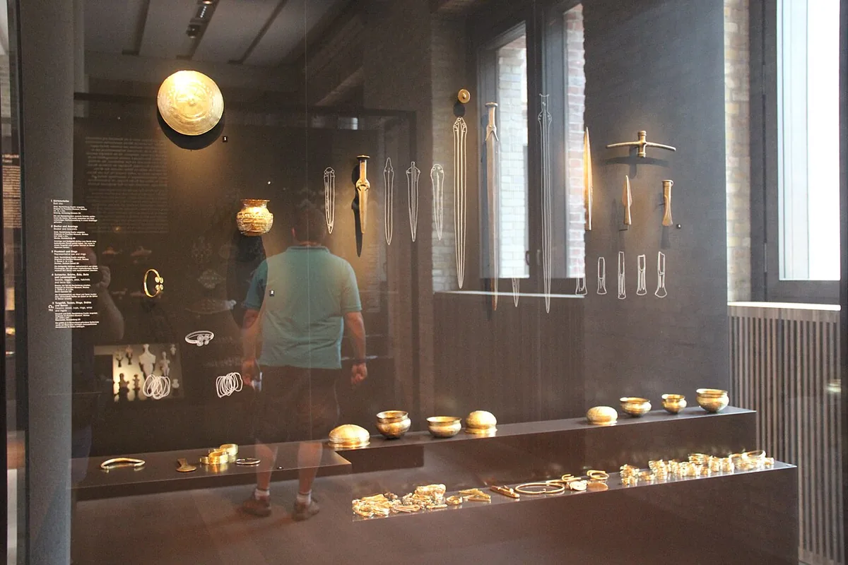 Objets en alliage de cuivre de l'âge du bronze européen, ornements et outils exposés en musée