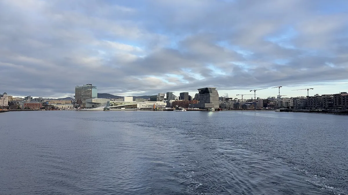 Opéra d’Oslo et musée Munch vus ensemble depuis les eaux de l’Oslofjord