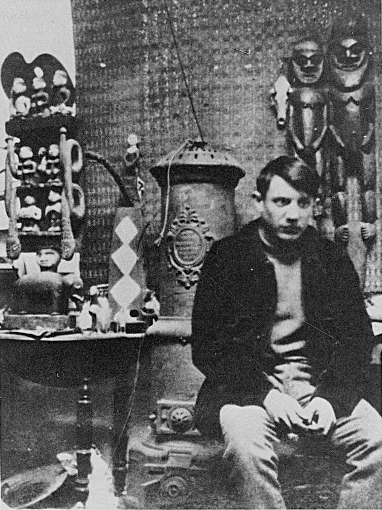 Pablo Picasso dans son atelier de Montmartre en 1908 parmi des sculptures africaines