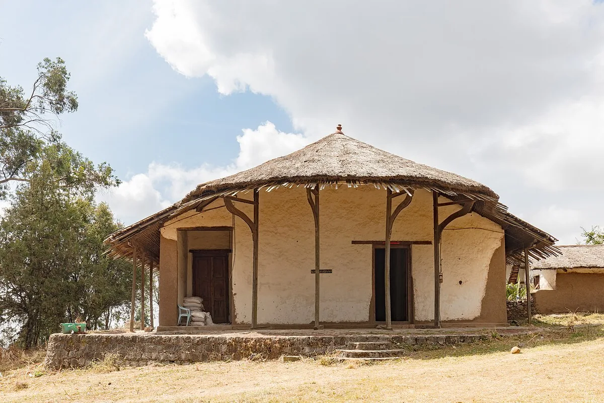 Palais de Ménélik II à Addis-Abeba, résidence impériale entourée de végétation