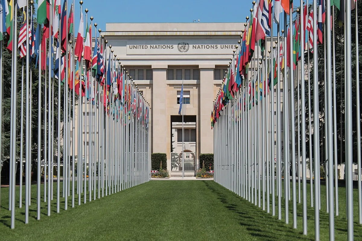Palais des Nations à Genève, siège européen de l'ONU avec les drapeaux des États membres