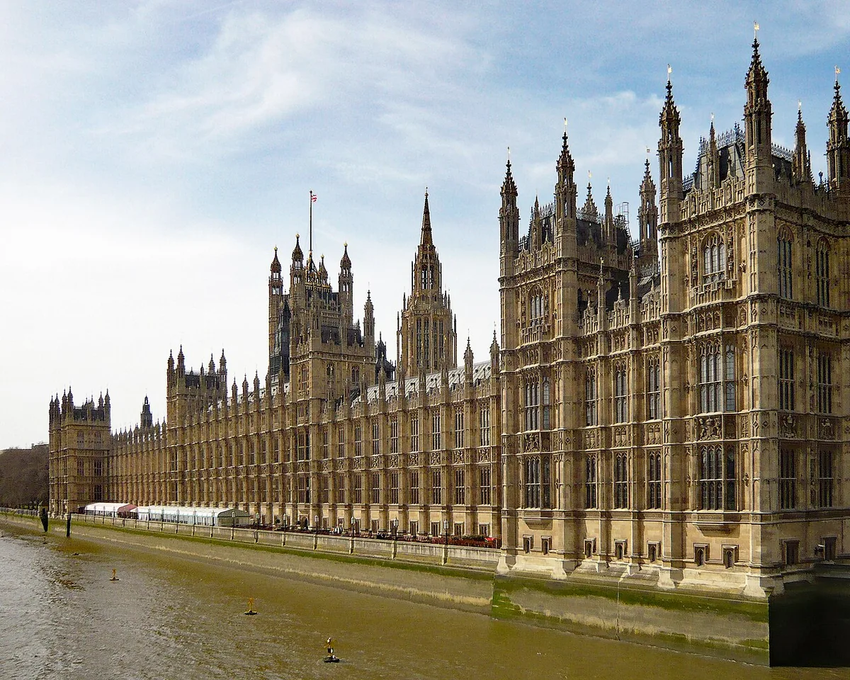 Le palais de Westminster au bord de la Tamise, siège du Parlement britannique à Londres