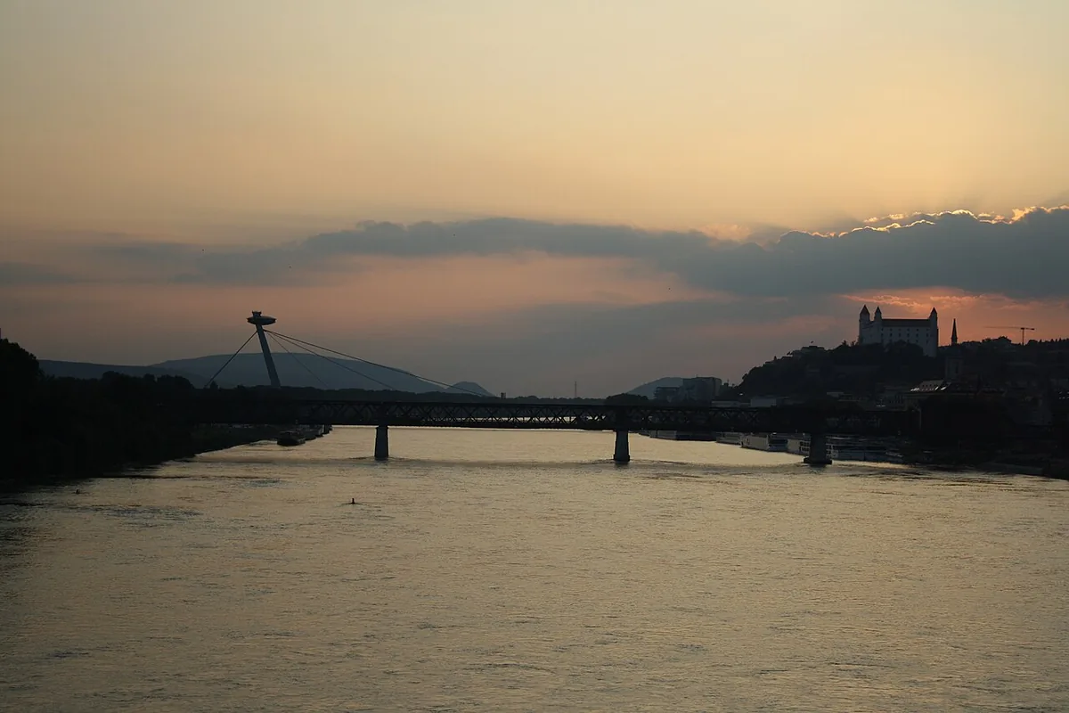 Panorama de Bratislava avec le Danube, le pont SNP et le château dominant la ville