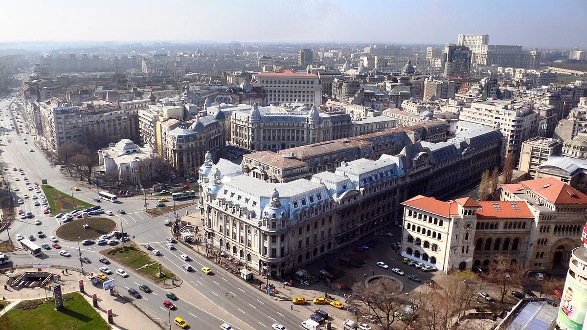 Panorama du centre de Bucarest avec la place de l’Université et ses principaux édifices