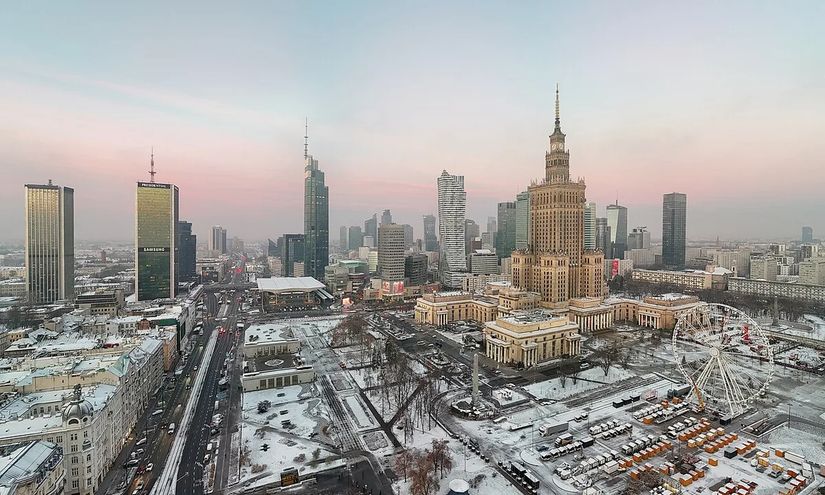 Panorama contemporain des gratte-ciel de Varsovie en Pologne sous un ciel clair