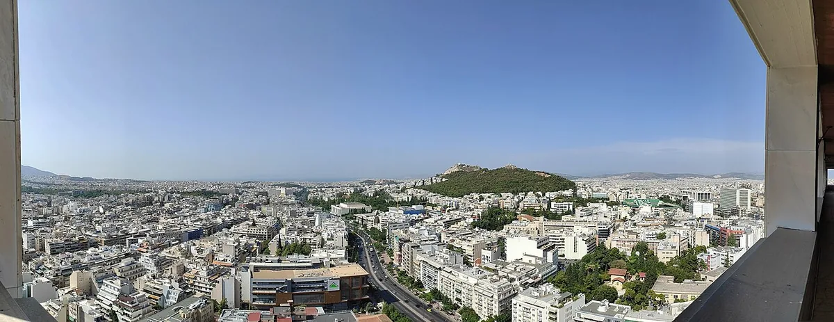 Panorama de l’étendue urbaine d’Athènes avec l’Acropole visible depuis la tour d’Athènes
