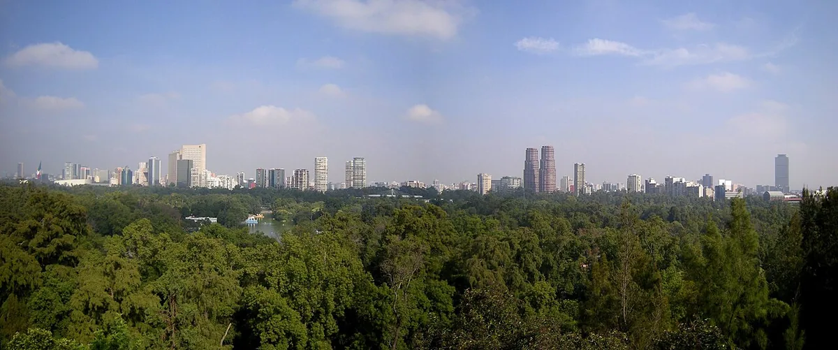 Panorama de la mégapole de Mexico, immensité urbaine s'étendant jusqu'à l'horizon montagneux