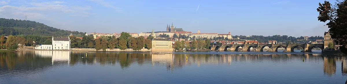 Panorama de Prague avec le château et le pont Charles au-dessus de la Vltava