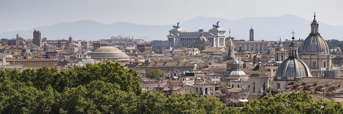 Panorama de Rome au coucher du soleil, dômes et toits de la ville éternelle vus depuis les hauteurs