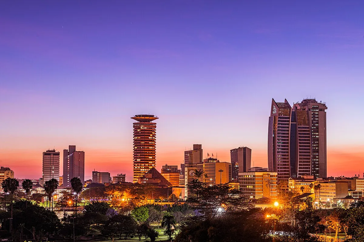 Panorama de la skyline de Nairobi, capitale du Kenya, avec ses gratte-ciels sur les hautes terres d'Afrique de l'Est