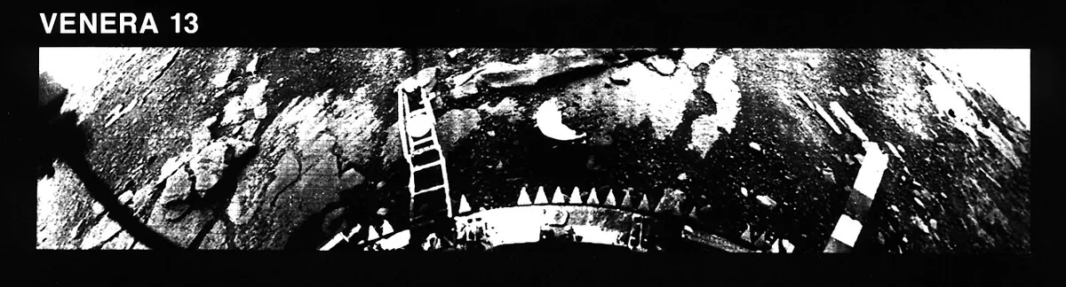 Panorama du sol rocheux de Vénus photographié par la sonde Venera 13 en 1982