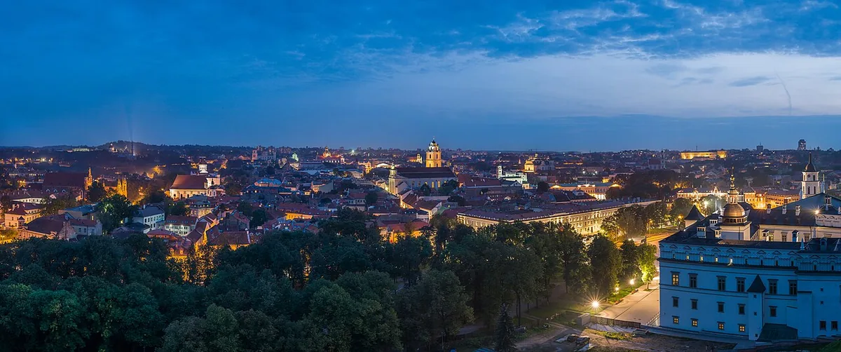 Panorama de la vieille ville baroque de Vilnius au crépuscule, clochers et toits illuminés