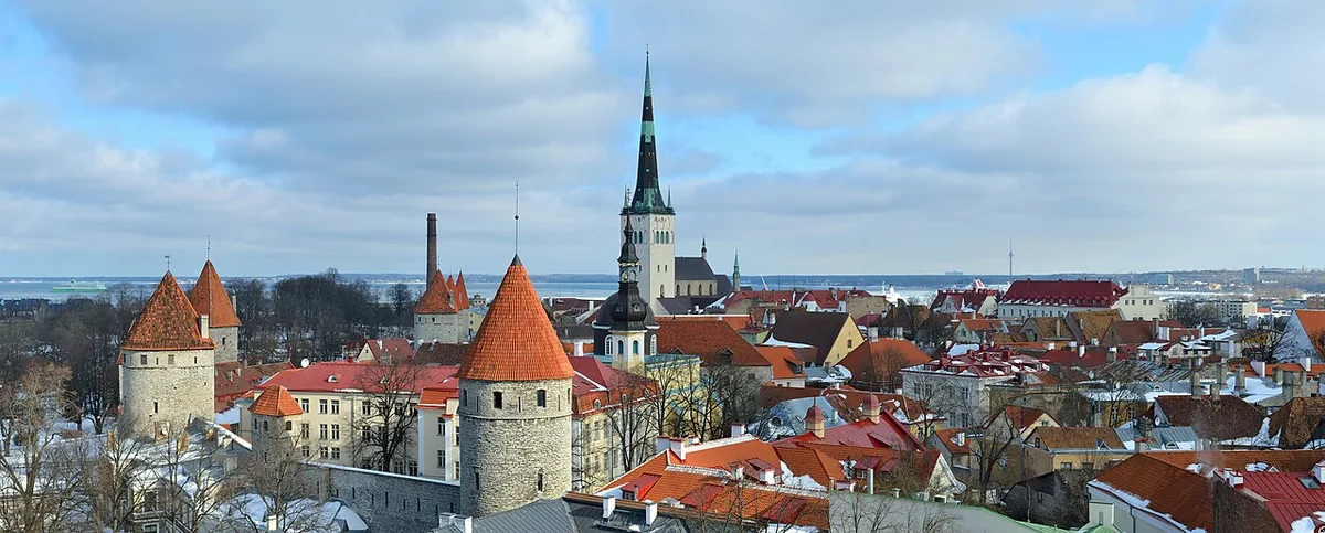 Panorama de la vieille ville médiévale de Tallinn, toits rouges, flèches d'églises et remparts sous un ciel bleu