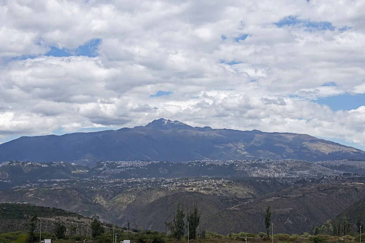 Panorama de la ville de Quito adossée au volcan Pichincha, vue depuis l'aéroport dans la cordillère des Andes