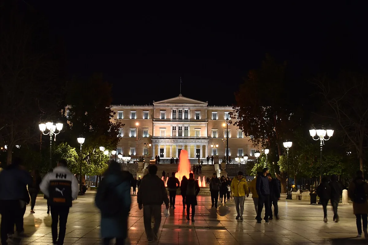 Parlement hellénique dominant la place Syntagma au centre politique d’Athènes