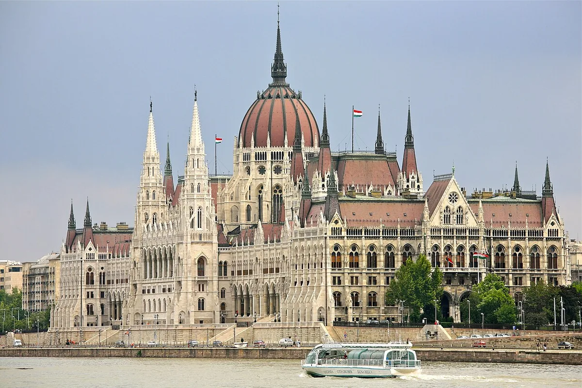 Parlement hongrois vu depuis le Danube à Budapest