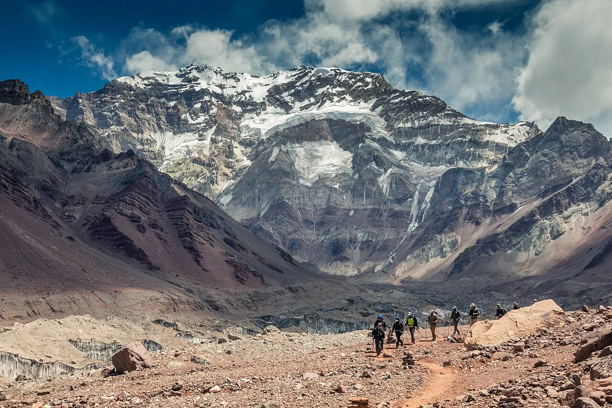 Paroi sud de l’Aconcagua montrant les couches rocheuses et le relief andin