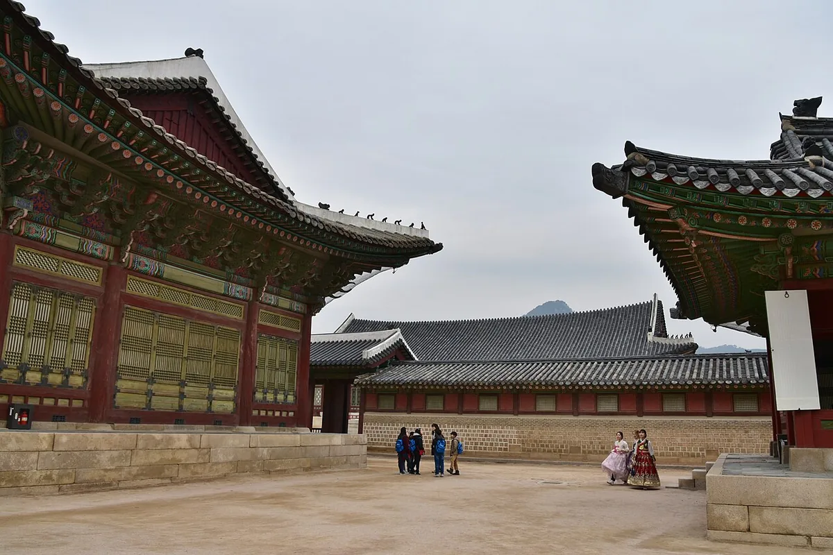 Pavillon du palais royal Gyeongbokgung à Séoul, aux toits de tuiles courbes, devant les montagnes