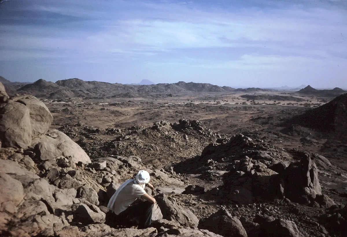Paysage saharien de roches, laves et granit, illustrant le reg qui couvre la majorité du désert plutôt que le sable