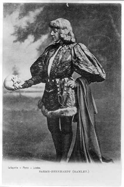 Photographie de 1899 de l'actrice Sarah Bernhardt costumée en prince Hamlet, épée à la main