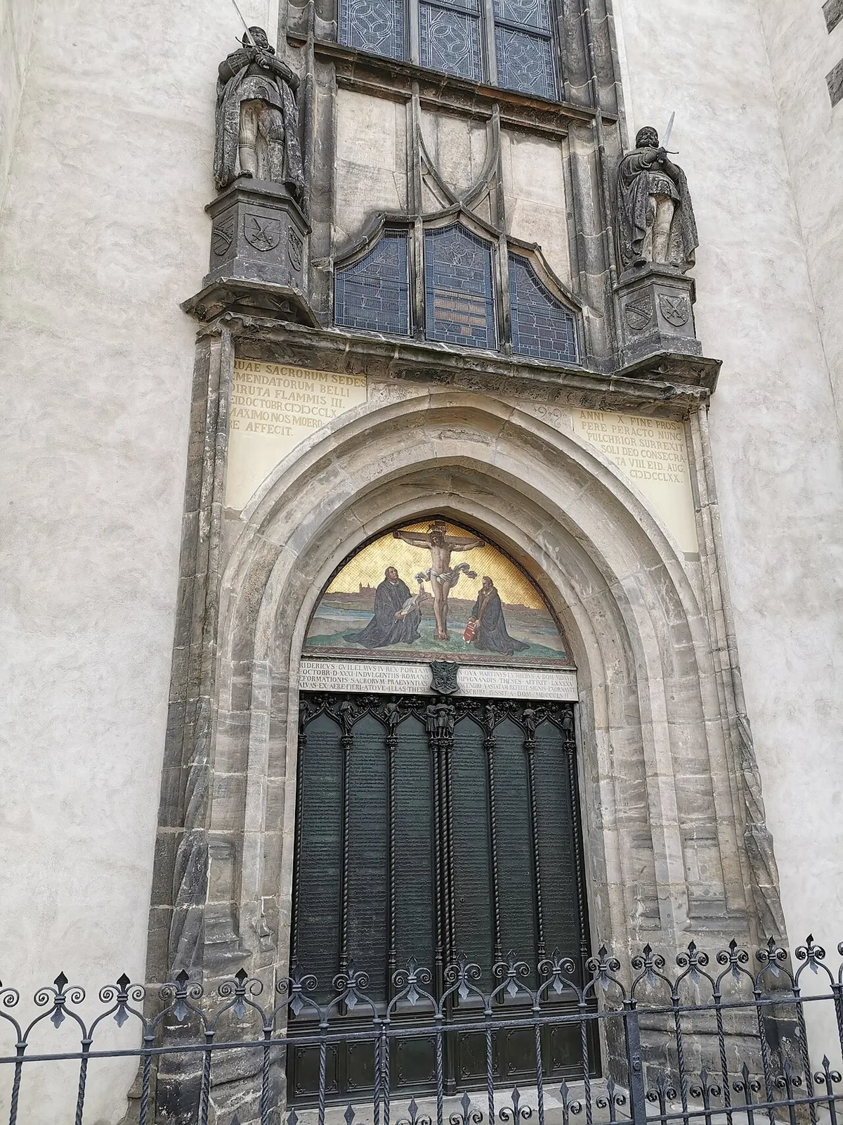 Photographie actuelle de l'église du château de Wittenberg, façade et tour vues depuis la rue