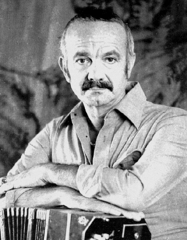 Photographie d'Astor Piazzolla avec son bandonéon en 1971, compositeur des Quatre Saisons de Buenos Aires