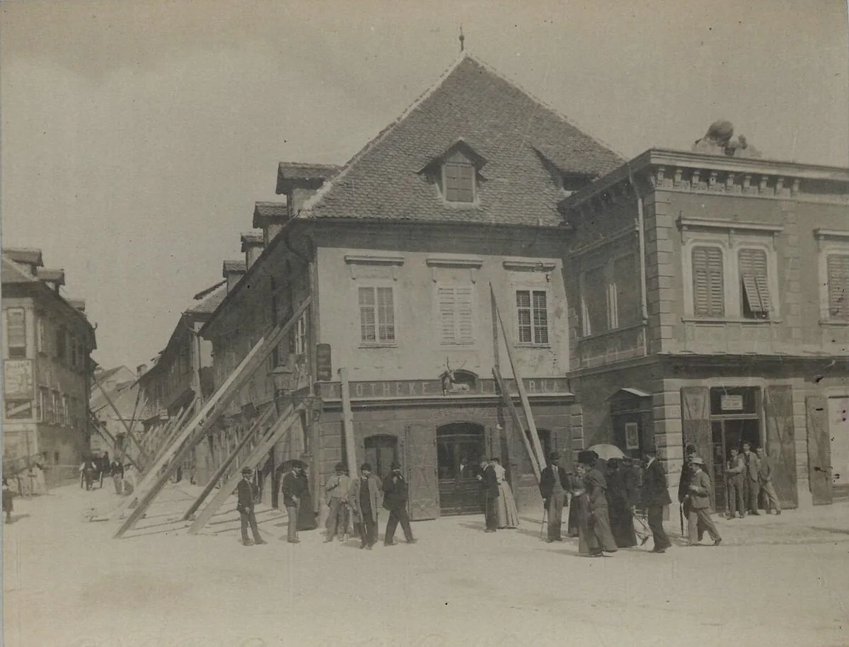 Photographie historique de la place Prešeren à Ljubljana après le séisme de 1895