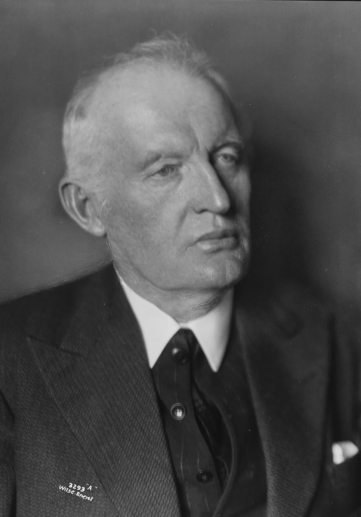 Photographie en noir et blanc du peintre norvégien Edvard Munch âgé, prise en 1933 par Anders Beer Wilse