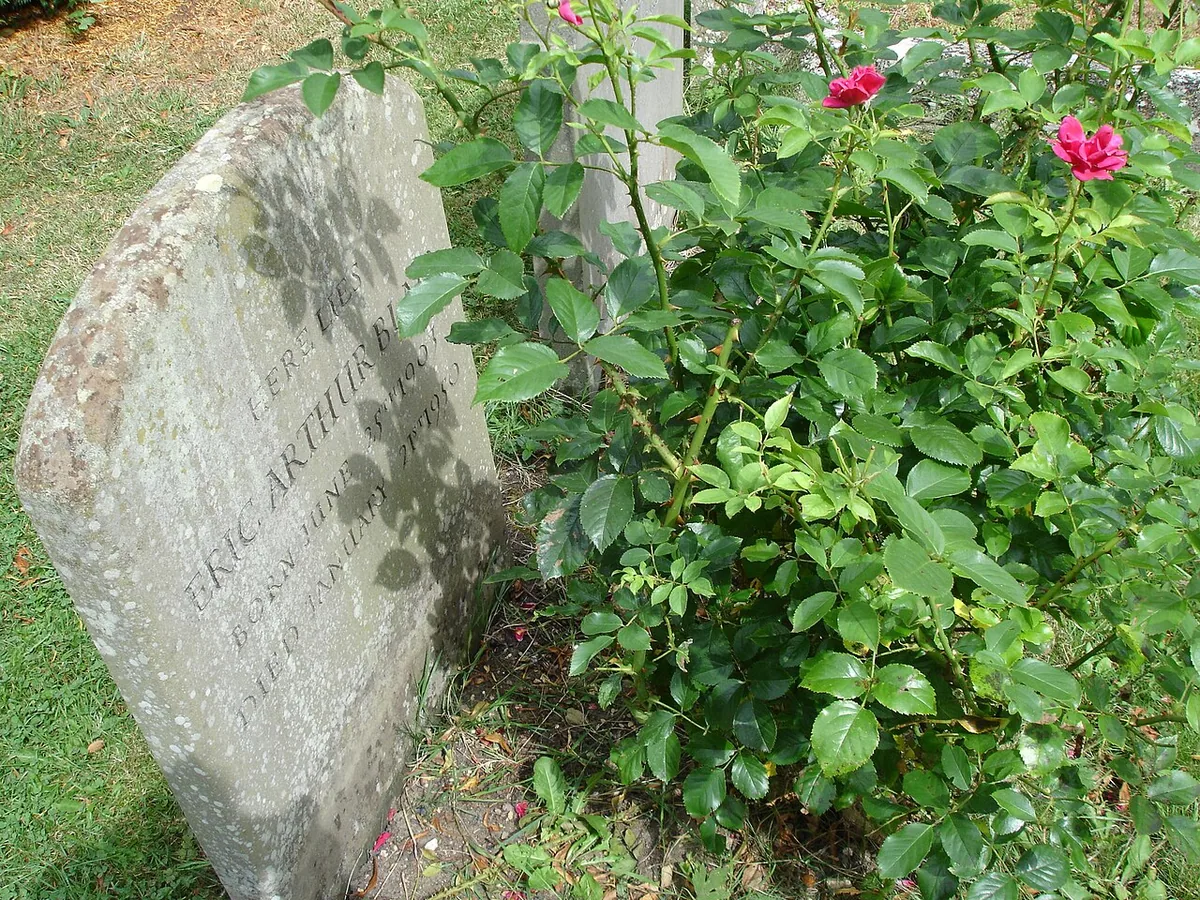 Pierre tombale d'Orwell portant son vrai nom Eric Arthur Blair dans l'Oxfordshire