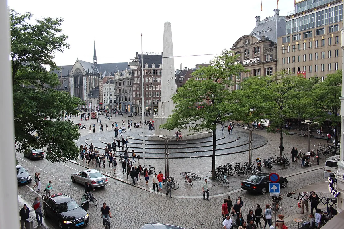 Place du Dam à Amsterdam avec le Palais royal et la Nieuwe Kerk, lieu d'intronisation du roi des Pays-Bas