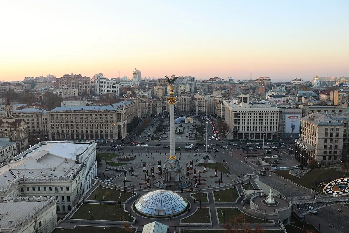 La place Maïdan Nezalezhnosti à Kyiv, avec la colonne de l'Indépendance, cœur symbolique des révolutions ukrainiennes