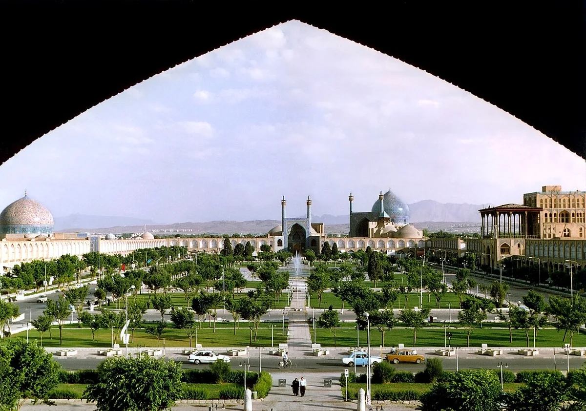 Place Naqsh-e Jahan à Ispahan, ancienne capitale safavide, avec la mosquée du Shah et ses coupoles bleues