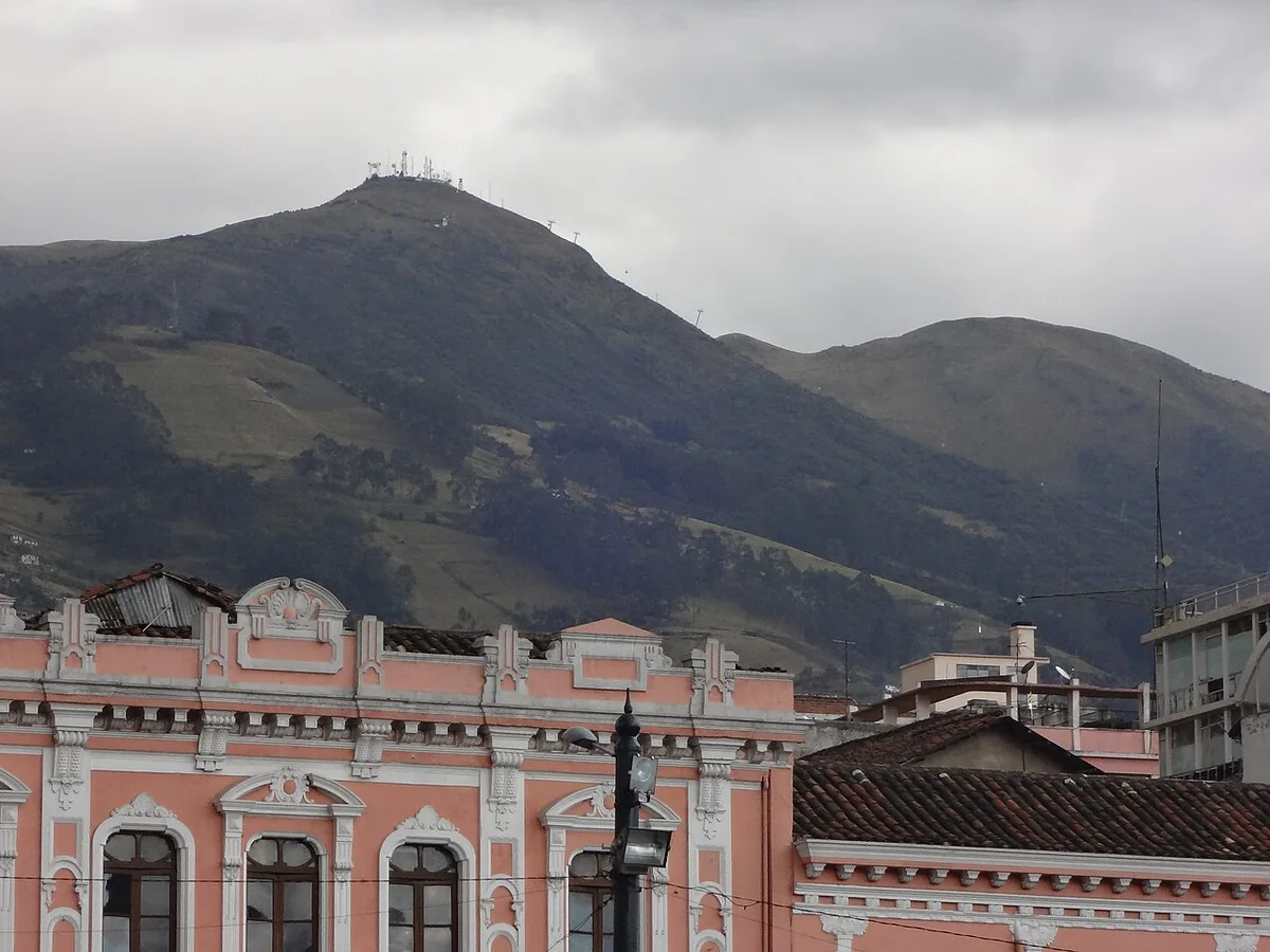 Place Santo Domingo dans le centre historique colonial de Quito, avec le volcan Pichincha en arrière-plan