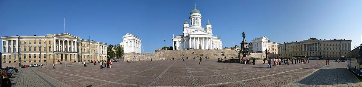Place du Sénat à Helsinki avec la cathédrale luthérienne blanche néoclassique et la statue d'Alexandre II au centre