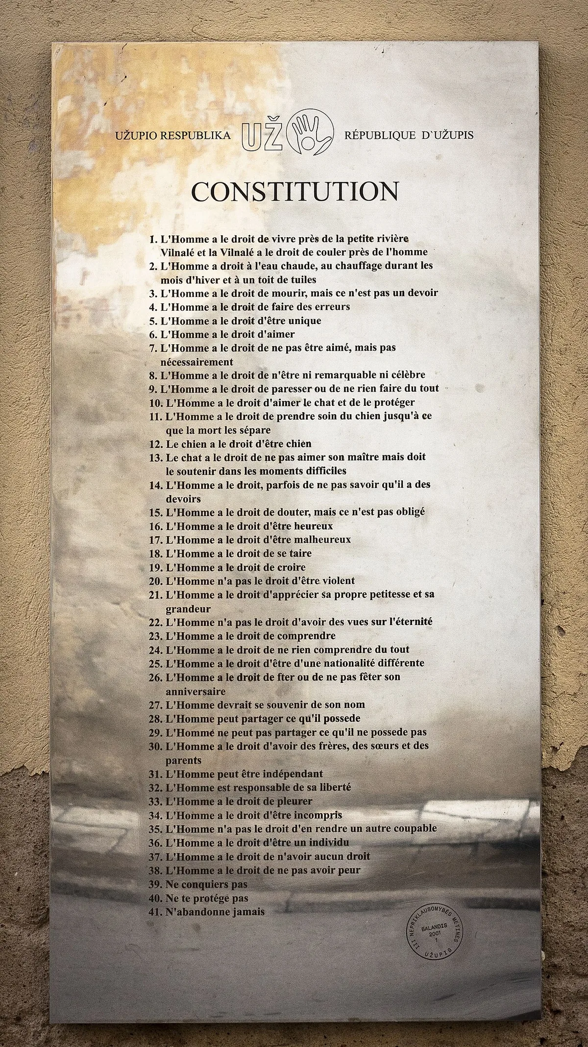 Plaques murales de la constitution de la République d'Užupis en français, quartier artistique de Vilnius
