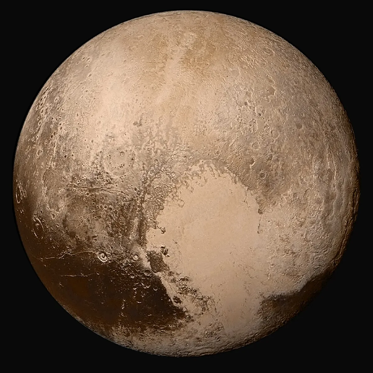 Pluton en couleurs réelles photographiée par la sonde New Horizons en juillet 2015, avec la plaine de glace en forme de cœur