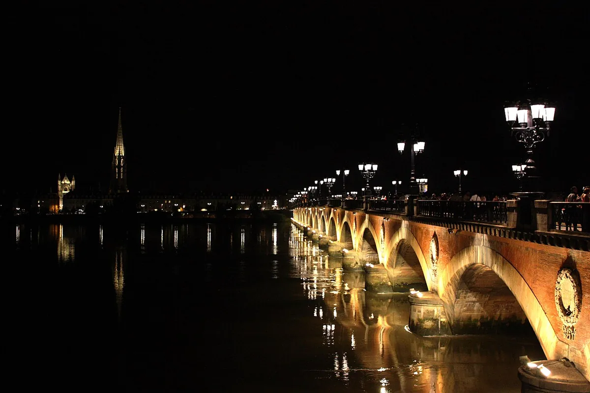 Pont de pierre de Bordeaux franchissant la Garonne, arches en maçonnerie vues depuis la rive droite