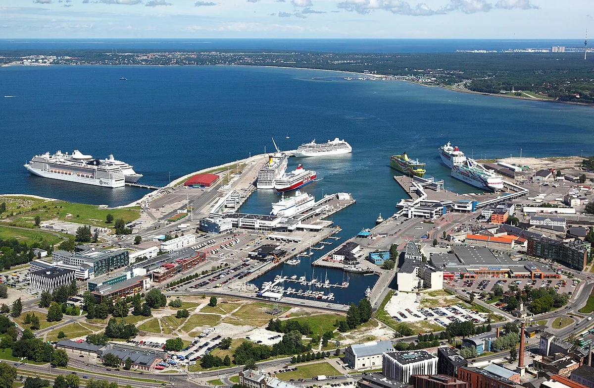 Le port passager Vanasadam de Tallinn sur le golfe de Finlande avec ferries et vieille ville en arrière-plan