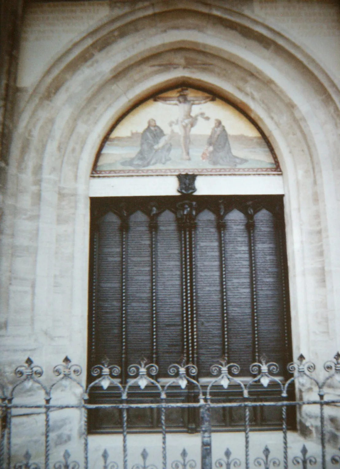 Porte en bronze de l'église du château de Wittenberg où les 95 thèses de Luther sont gravées en latin