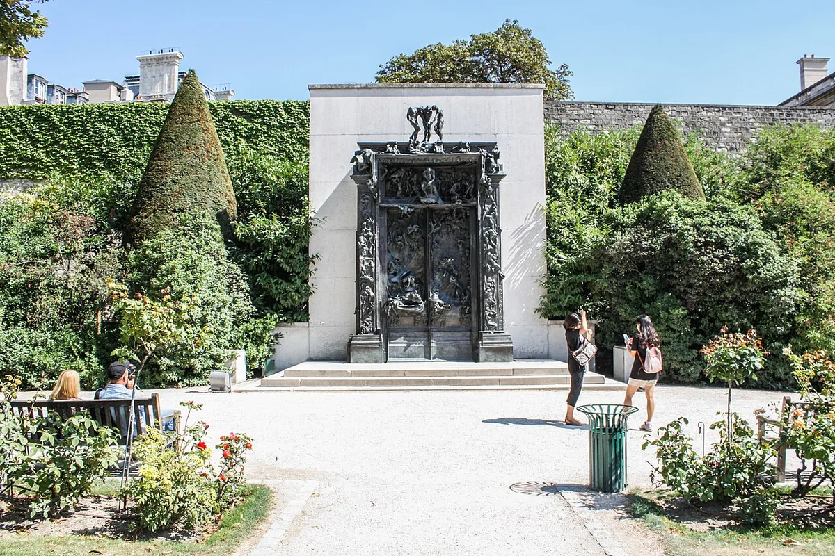La Porte de l'Enfer d'Auguste Rodin, ensemble monumental en bronze dans les jardins du musée Rodin à Paris