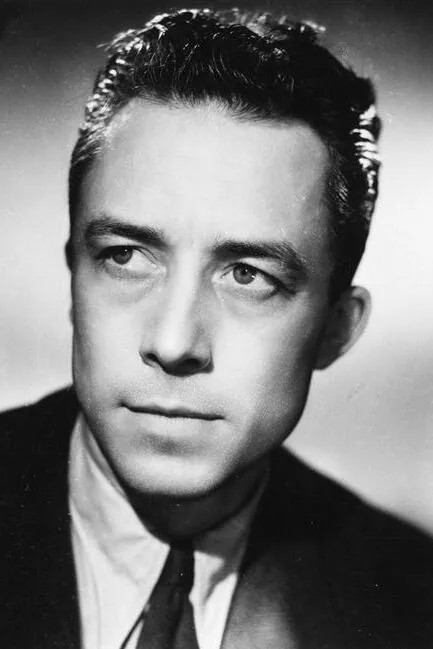 Portrait en noir et blanc d'Albert Camus en 1945, écrivain français auteur de L'Étranger