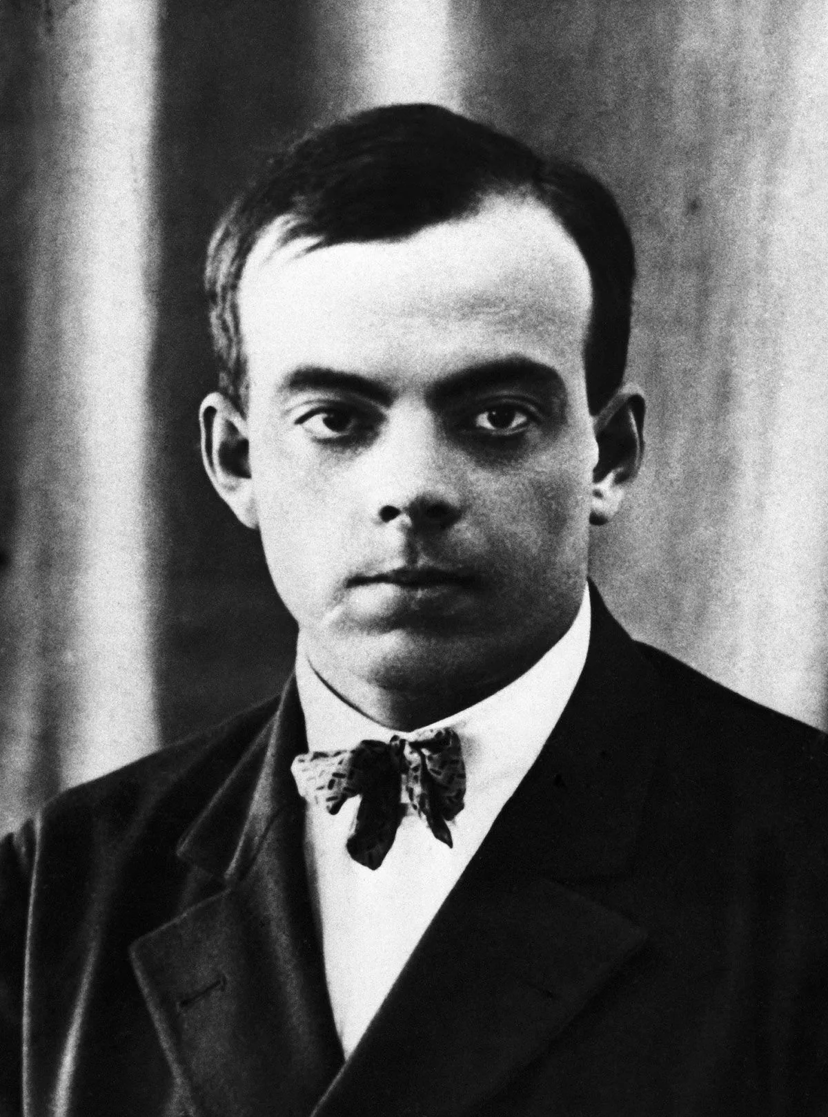 Portrait en noir et blanc d'Antoine de Saint-Exupéry jeune homme, vers 1920, auteur du Petit Prince