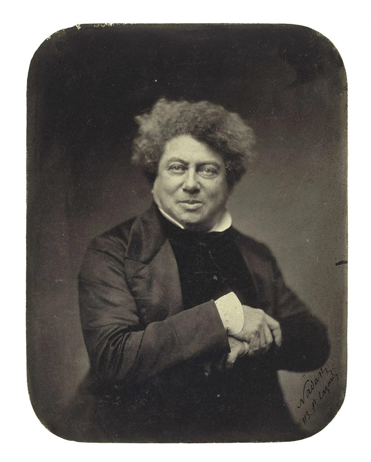 Portrait photographique d'Alexandre Dumas par Nadar, l'écrivain assis de trois quarts
