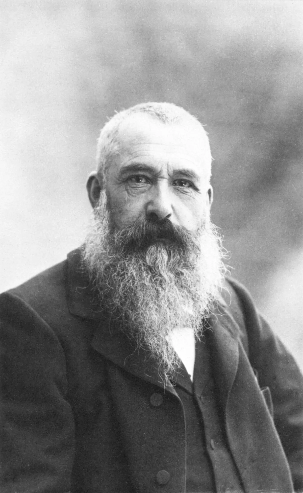 Portrait photographique de Claude Monet par Nadar en 1899, le peintre âgé en buste, barbe blanche