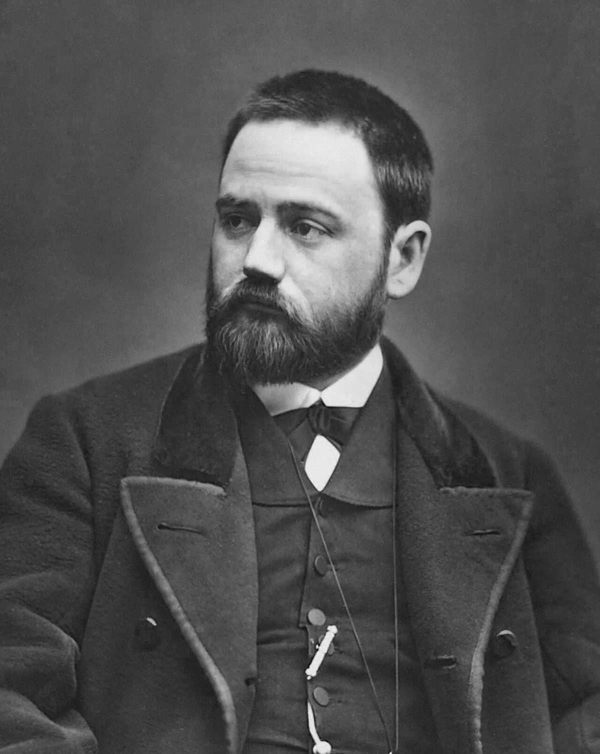 Portrait photographique d'Émile Zola jeune par Étienne Carjat, vers 1865, l'écrivain de trois quarts en costume sombre