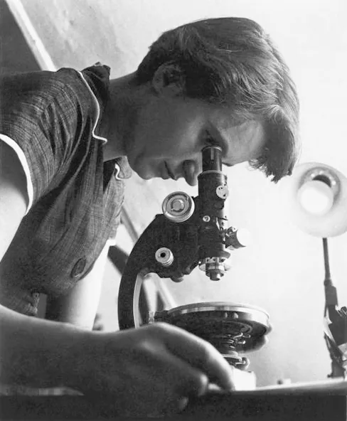 Portrait photographique de Rosalind Franklin, chimiste et cristallographe britannique dont les clichés de diffraction ont révélé la structure de l'ADN